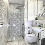 White Marble In Black Pearl Chic Centre Apartmán *