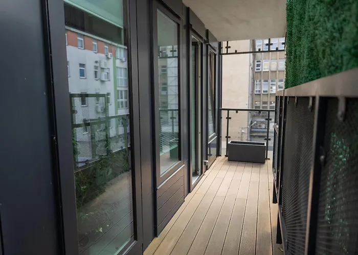 White Marble In Black Pearl Chic Centre Stettino